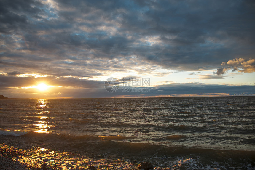 黄昏的海洋上五颜六色的日落日落黄昏的海洋上图片