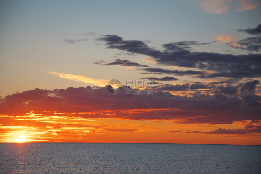 黄昏的海洋上五颜六色的日落图片