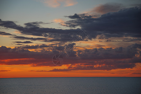 黄昏的海洋上五颜六色的日落日落黄昏的海洋上图片