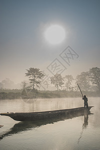 尼泊尔的奇旺保护区独木舟穿越河流穿过丛林高清图片