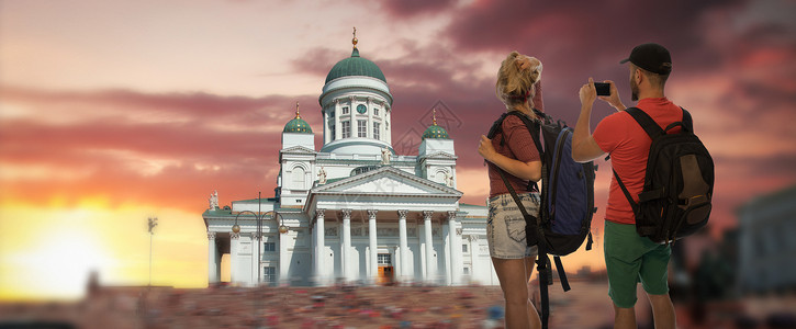 几个旅行者芬兰赫尔辛基的背景下,智能手机上拍了张照片图片