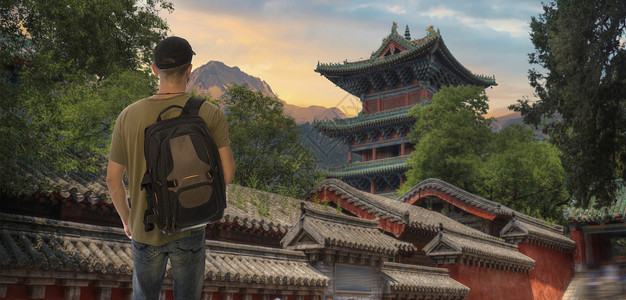 位男游客正少林寺周围旅行中国背景图片