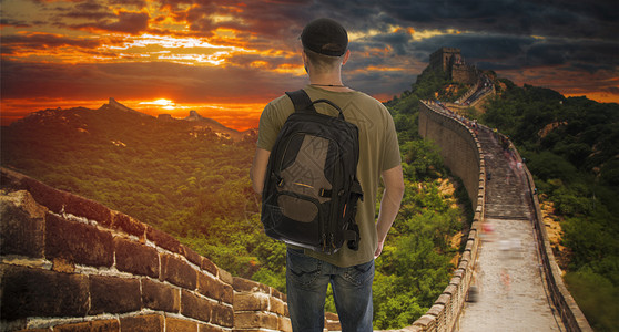 男游客正中国的长城上旅行图片