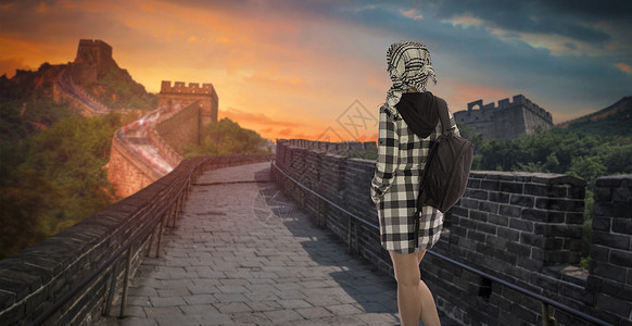 个带着背包的女人沿着中国的长城旅行背景图片