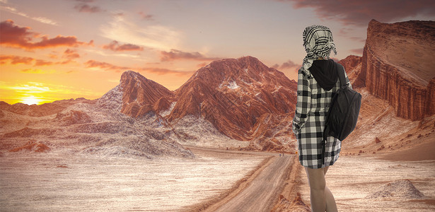 个旅游女孩带着背包阿塔卡马沙漠旅行智利图片