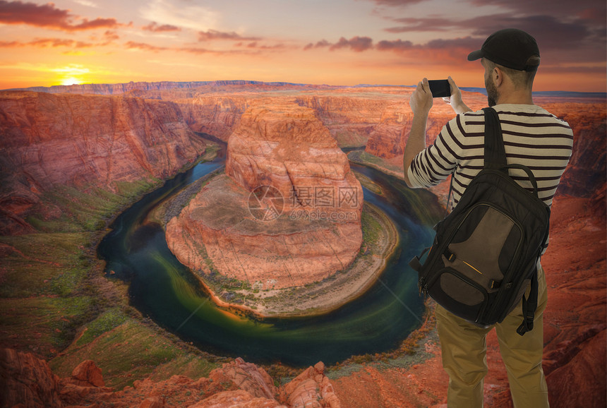 男游客拍摄著名的科罗拉多河马蹄弯亚利桑那州图片