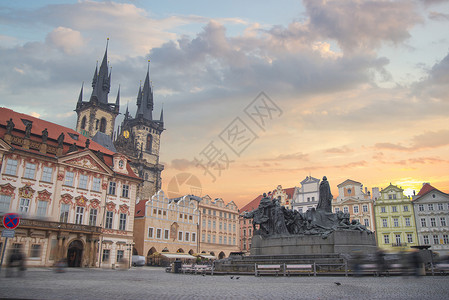 布拉格老城广场,泰恩大教堂阳光下图片