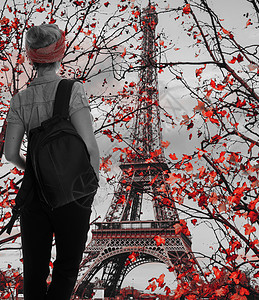 黑白摄影女游客穿越巴黎法国图片