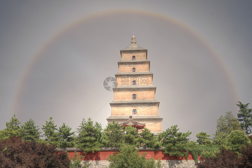 中国西安大雁塔上的光环图片