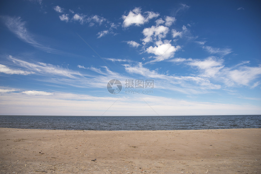 夏季波罗的海水上的云图片