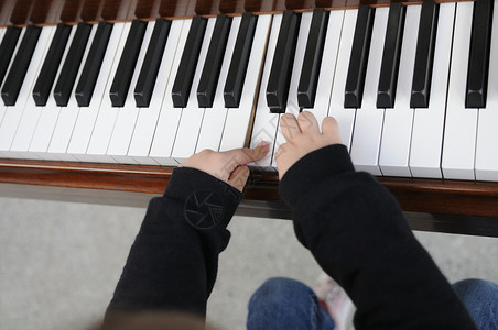 可爱的小女孩玩钢琴很开心图片
