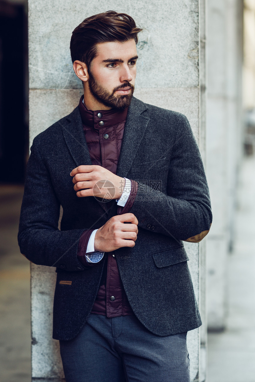 轻的胡须男子,时尚模特,城市背景下穿着英国优雅的西装街上留着胡子现代发型的家伙图片