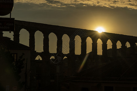 日落时著名的塞戈维亚渡槽的景色世纪的罗马建筑旅行西牙,卡斯蒂尔里昂,塞戈维亚背景