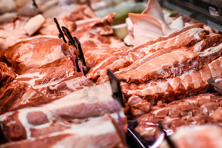 超市分类素材新鲜的生红肉屠夫冷藏陈列背景