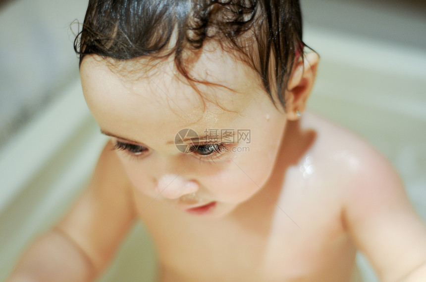 六个月大的女婴洗澡哭了图片