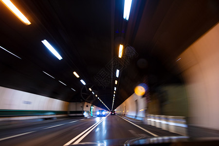 运动模糊驾驶汽车以速度道路隧道夜间图片