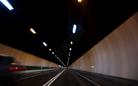 运动模糊驾驶汽车以速度道路隧道图片