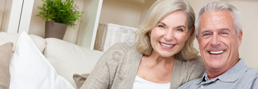 网页横幅全景形象快乐的老男女夫妇坐,家里微笑快乐与完美的牙齿图片