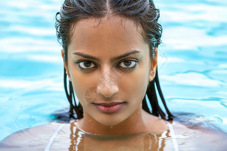 美丽感的轻印度亚洲妇女女孩游泳池穿着比基尼的肖像图片