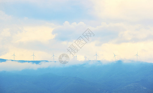 洛都希腊基法洛尼亚山上的风车背景