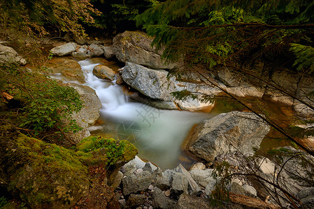 罗马尼亚佛兰萨公园的瀑布石头图片