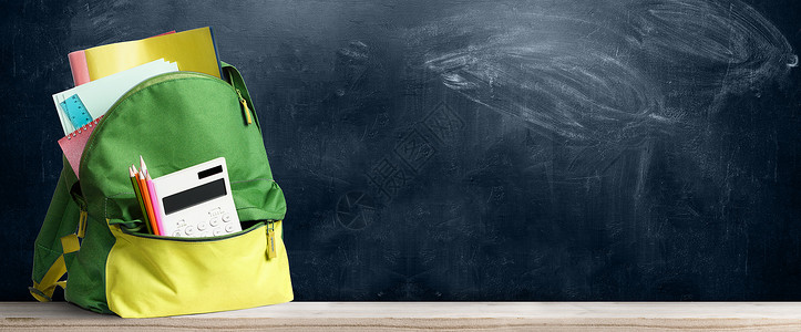 回学校购物背包学生包里的配件靠黑板回学校的背包图片