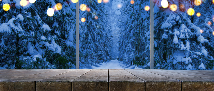 冬天的森林背景下,家里空桌子,透过雪树的窗户可以看全景夜冬天森林透过窗户图片