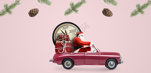 诞节倒计时来诞老人汽车上送新礼物时钟粉红色的背景汽车上的诞老人倒计时图片