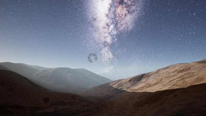 沙漠山脉上方的银河系恒星图片