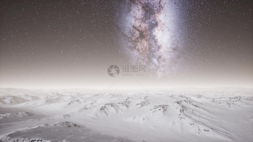 雪覆盖的地形上俯瞰银河图片