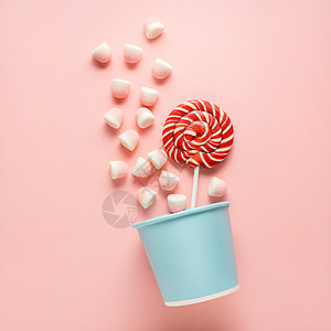 粉红色背景下篮子糖果的创意照片图片