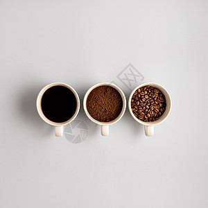 灰色背景下三个咖啡杯的创意照片图片