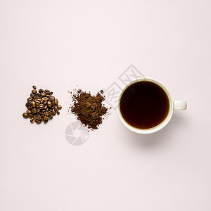 灰色背景下杯豆速溶咖啡的创意照片图片