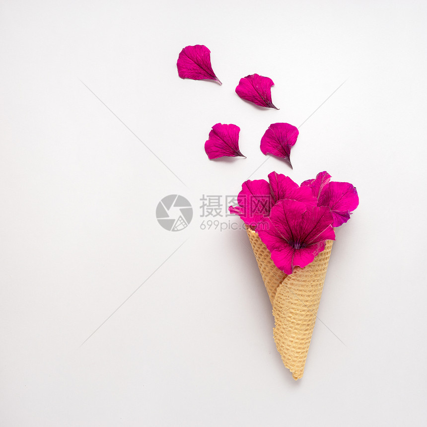 创意照片冰淇淋华夫饼锥与花灰色背景图片