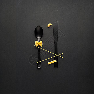 创意静物照片的叉子勺子与生意黑色背景图片
