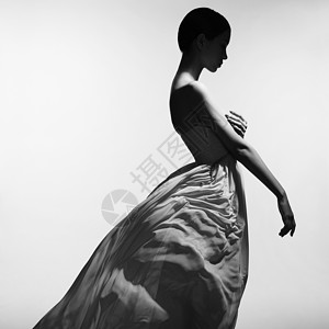 时尚工作室的肖像,美丽的女人穿着灰色背景的长裙亚洲美女图片