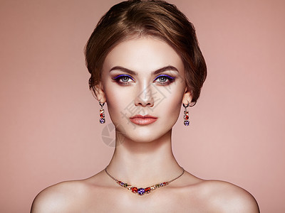 用珠宝描绘美丽的女人时尚化妆品化妆品优雅的发型紫色化妆箭头美容配饰图片