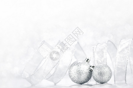 美丽的银色诞球抽象闪光背景特写图片