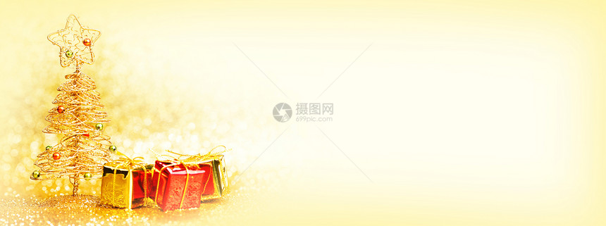 装饰金色玩具诞树金色背景上的礼物图片
