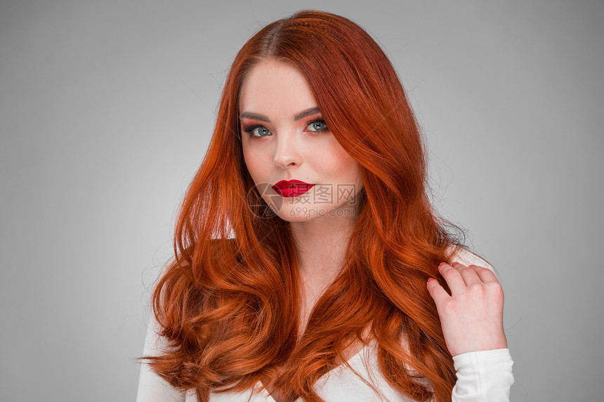 女人的美丽肖像华丽的感迷人的红头发感模特女孩,闪亮的卷发漂亮的红头发模特女孩图片