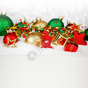 五颜六色闪闪发光的诞球雪上的装饰图片