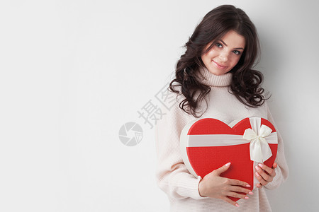 白色背景上红色心形礼品盒的轻女孩红色心形盒子的女孩图片
