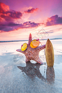 海星冲浪海滩美丽的日落巴厘岛海星冲浪者海滩上图片