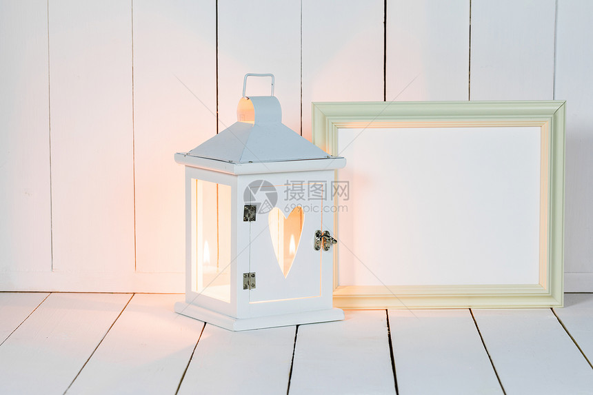 蜡烛灯笼装饰白色木制背景上的心画框灯笼画框图片