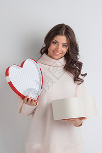 女人打开心形盒子,情人节的爱情女人打开心形盒子图片