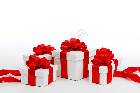 节日礼物用白纸包着红色丝带,隔离白色上图片