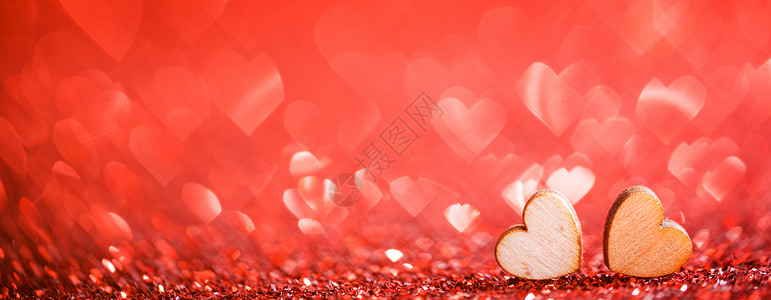 两颗木制的心红色发光的波基心背景上为情人节两颗心闪闪发光图片