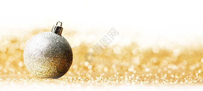 金色背景上的装饰银色诞球图片