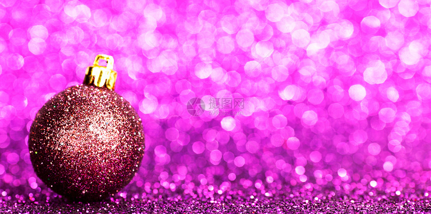 美丽的紫色诞球抽象闪光背景特写图片