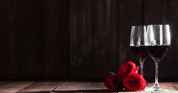 两杯红酒三朵玫瑰,情人节葡萄酒玫瑰图片